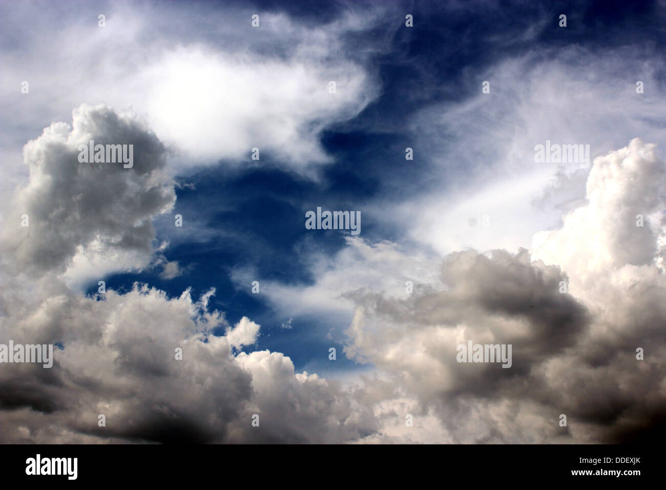 Paesaggio con grande e pittoresca nuvole bianche e blu cielo Foto Stock