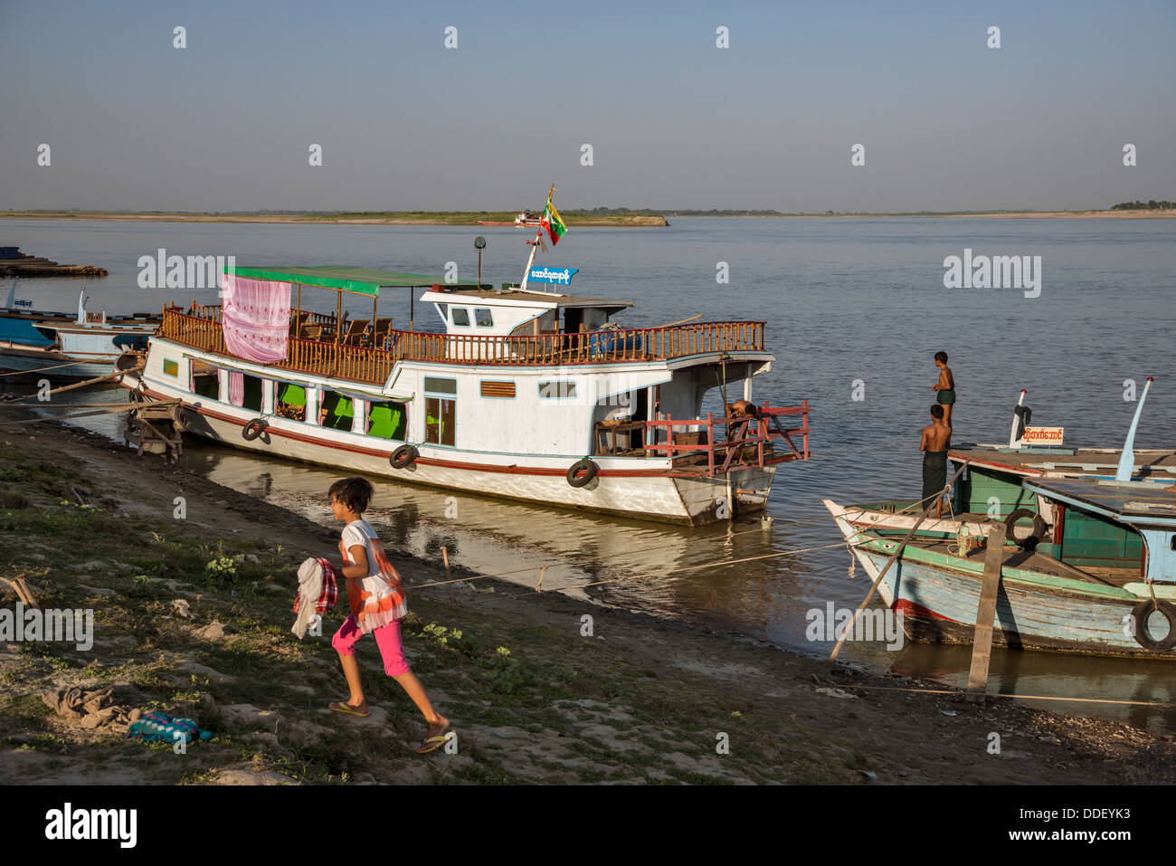 Barche ancorate lungo il fiume Irrawaddy banche Birmania Foto Stock