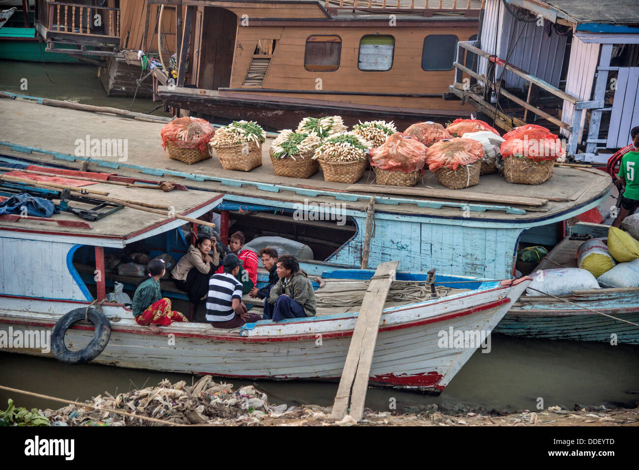Barche ancorate lungo il fiume Irrawaddy banche Birmania Foto Stock