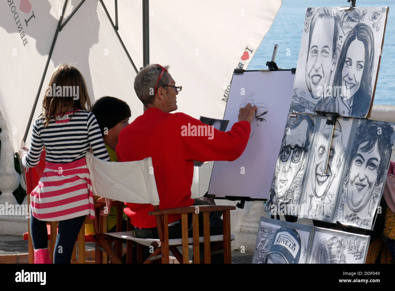 La caricatura ritratto artista che lavora in Benidorm Costa Blanca Spagna Foto Stock