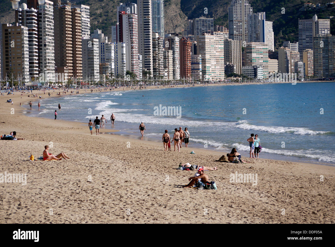 Il sole invernale dicembre presso la spiaggia di Levante a Benidorm Costa Blanca Spagna Foto Stock