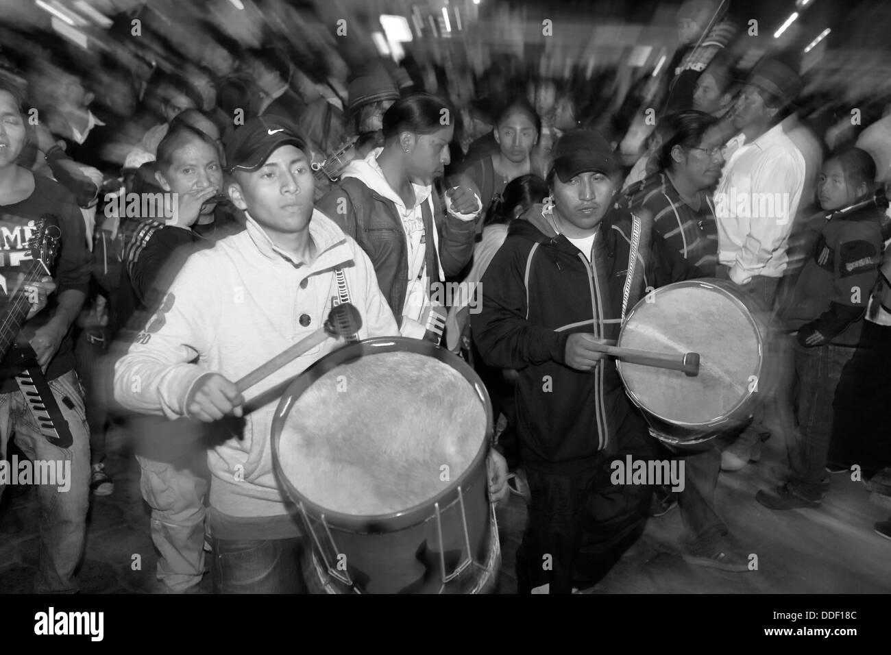 I percussionisti leader processione di strada di notte durante il programma Inti Raymi celebrazioni a Otavalo, Ecuador Foto Stock