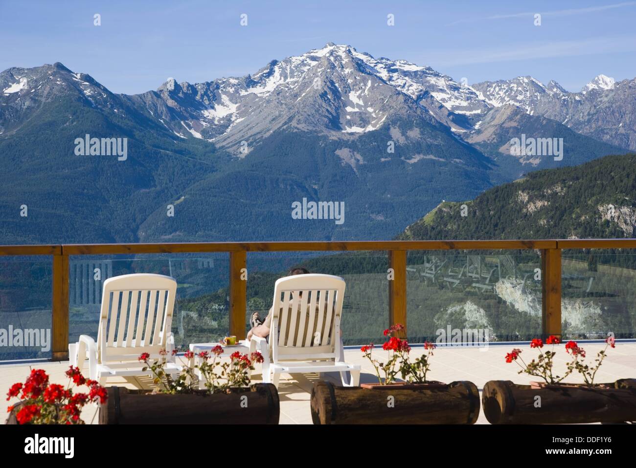 Montagna. La vista dalla terrazza del Dalai Lama Village. Camping Club.  Chatillon. Cervino Valle. Valle d'Aosta. L'Italia Foto stock - Alamy