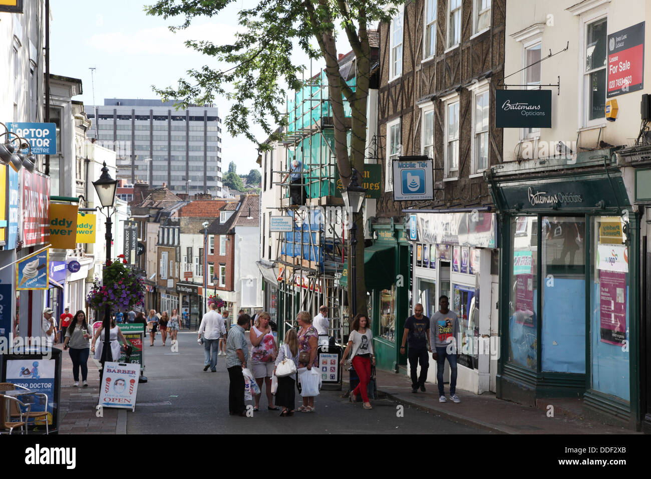 Maidstone Town Center. Una via pedonale si presta alle conversazioni tra il passaggio di persone. Foto Stock
