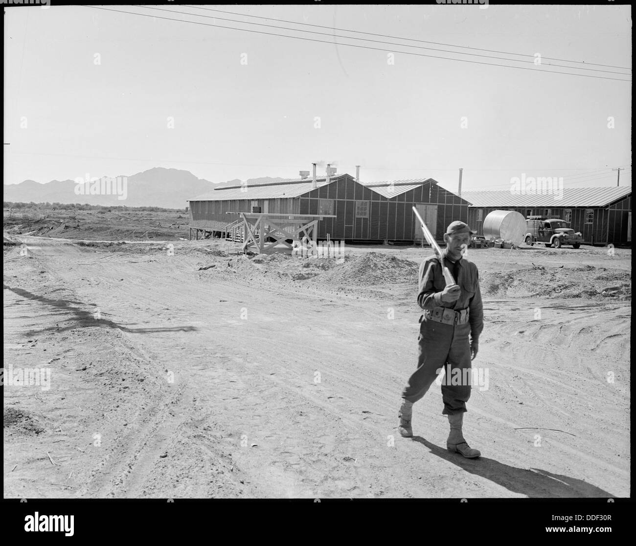 Poston, Arizona. La sentinella militare mantenendo i civili lontano dal caos hall a Poston 1. 536072 Foto Stock