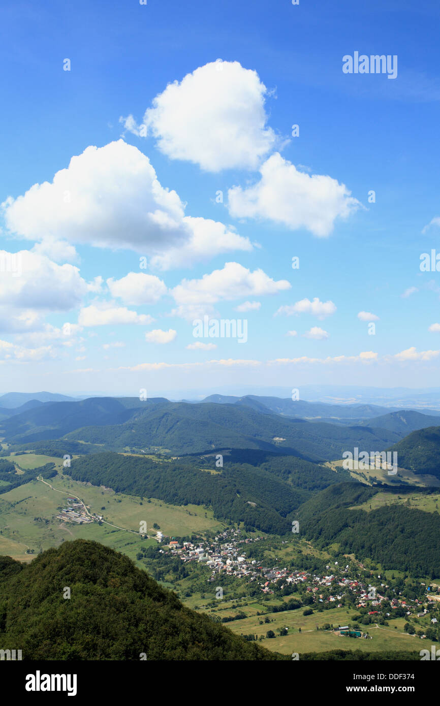 Vista del villaggio Zliechov dal picco Strazov, Strazovske vrchy, Slovacchia. Foto Stock