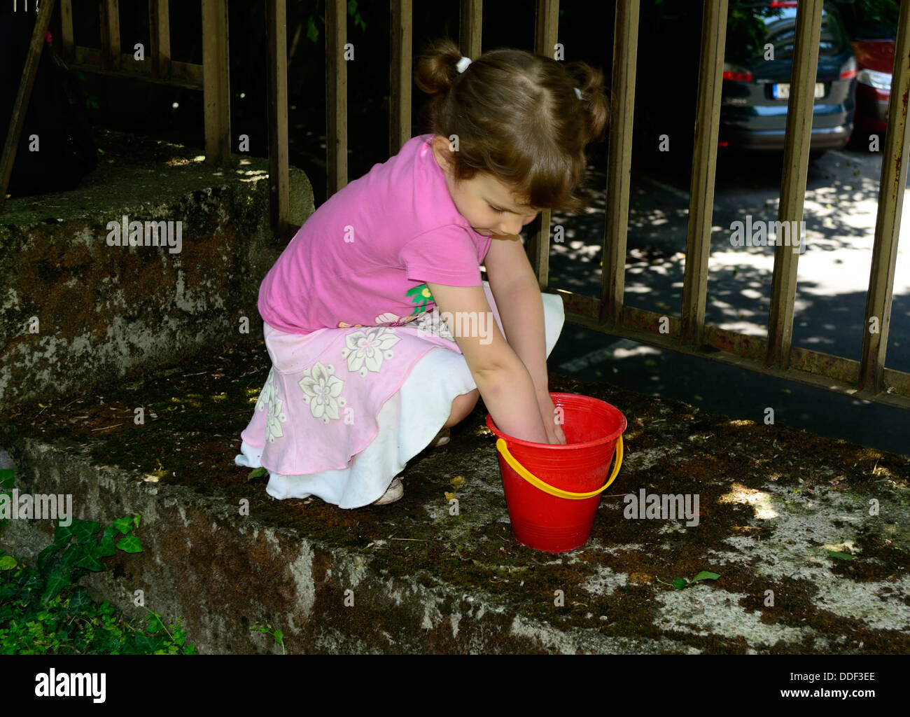 Bambina giocando nel soleggiato parco Foto Stock