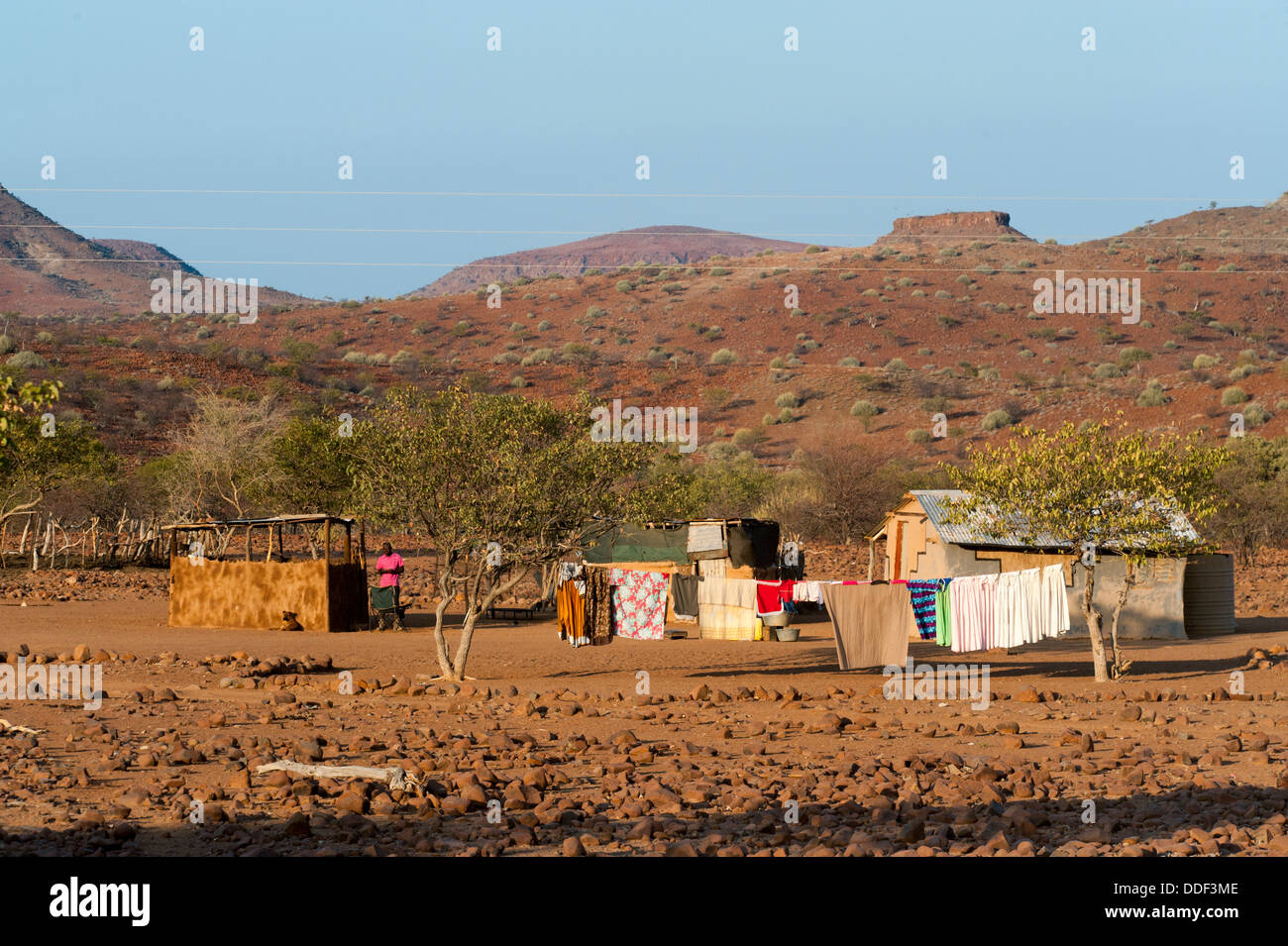 Cascina con biancheria appesa ad asciugare in un paesaggio secco, Regione di Kunene, Namibia Foto Stock