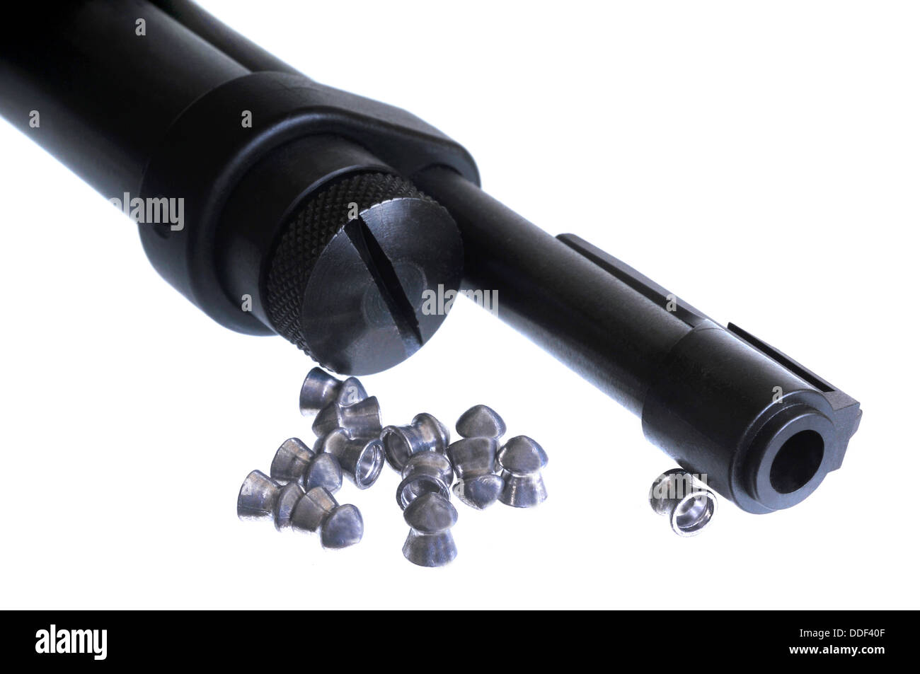Macro colpo di una pistola ad aria con alcuni agglomerati in forma di pellets isolato su bianco Foto Stock