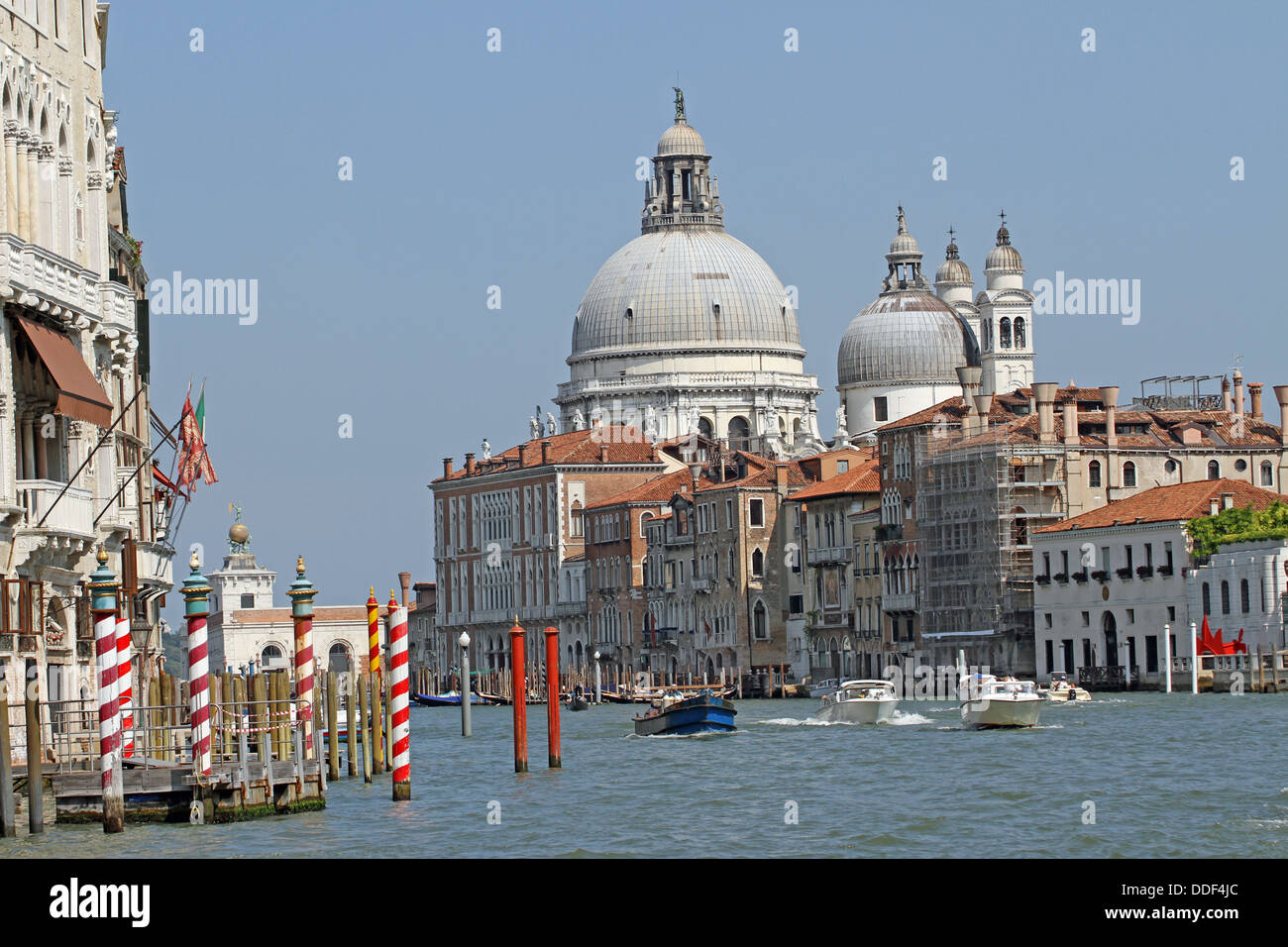 Cupola della chiesa della Madonna della salute nel bacino di San Marco a Venezia in Italia e il Canale della Giudecca Foto Stock