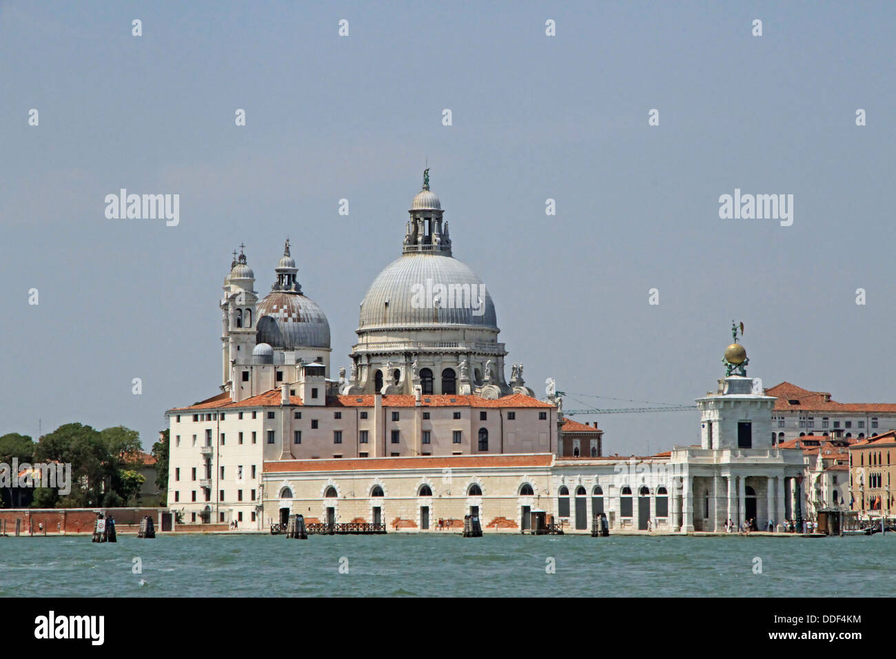 Cupola della chiesa della Madonna della salute nel bacino di San Marco a Venezia in Italia. Foto Stock