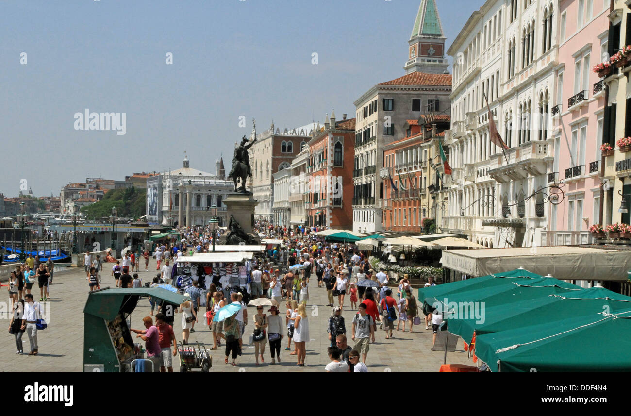 Molte persone e la folla sulla riva degli schiavoni a Venezia in Italia Foto Stock