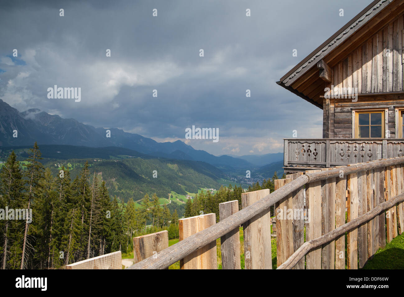 Vecchia casa in legno in montagna Foto Stock