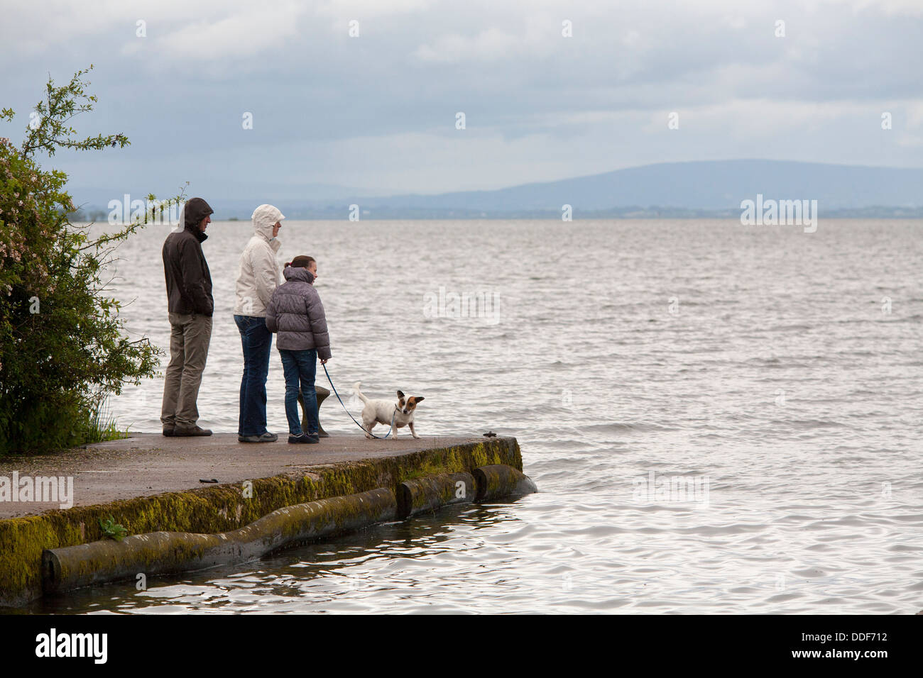 Una famiglia guardare attraverso il lago mentre si cammina per il sentiero a Lough Neagh Discovery e il centro conferenze in Lurgan, Irlanda del Nord Foto Stock