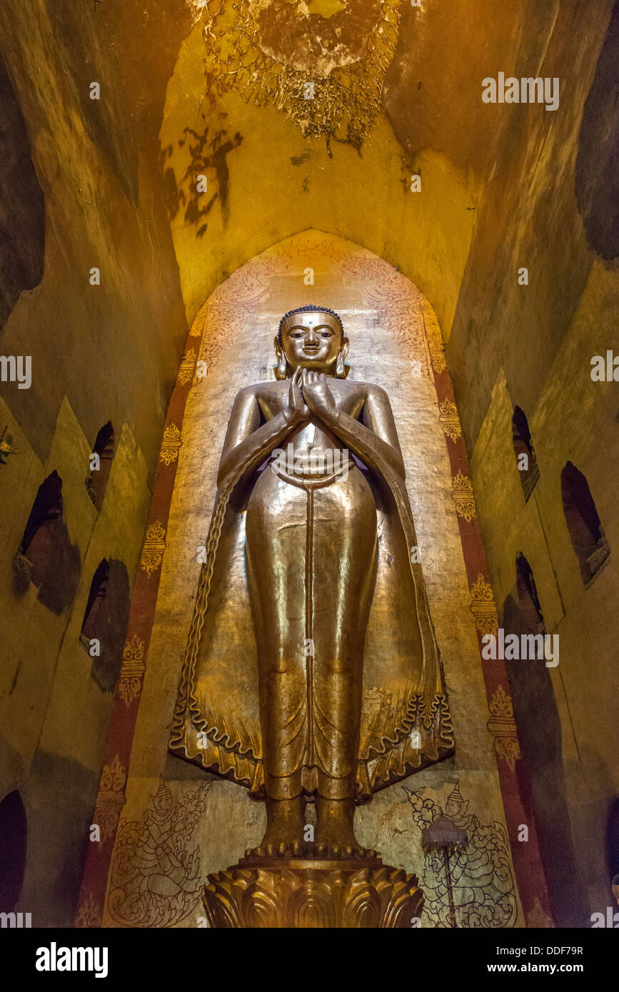 Statua di Budda Kassapa nel tempio di Ananda Bagan Myanmar Foto Stock