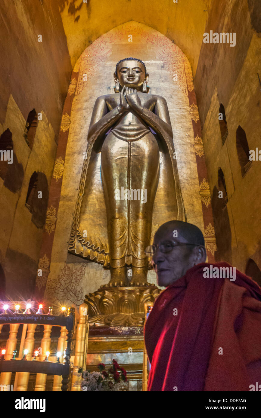 Statua di Budda Kassapa nel tempio di Ananda Bagan Myanmar Foto Stock