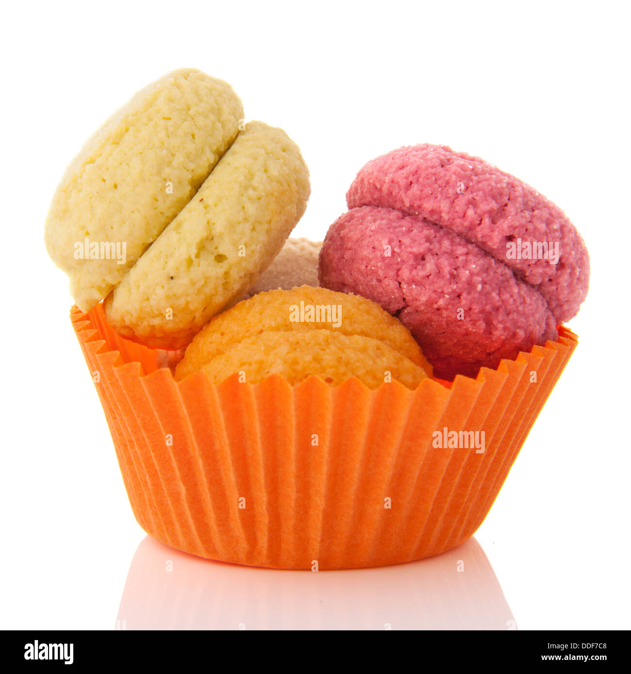 Amaretti al fresco in arancione cup Foto Stock