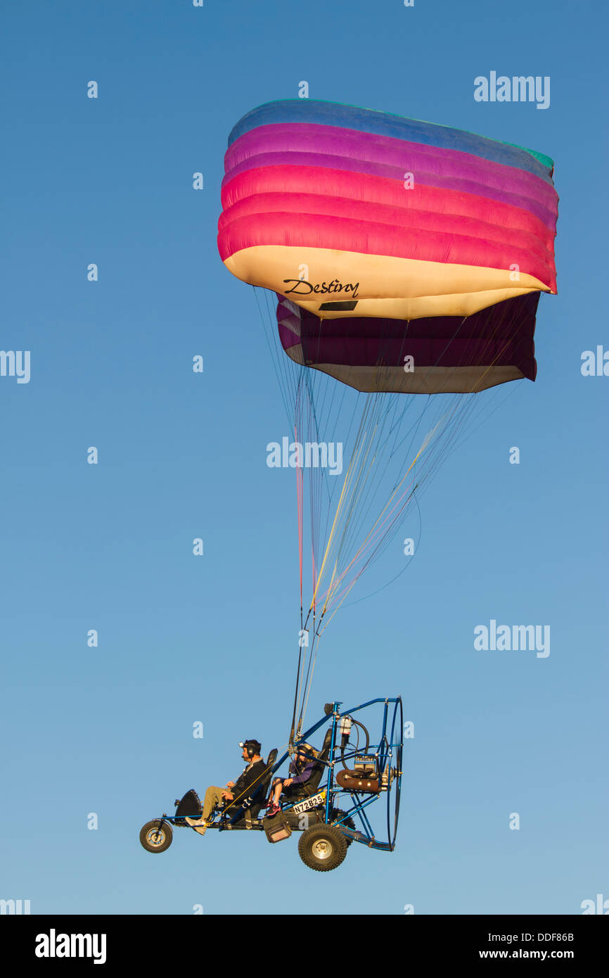 Paramotor parapendio in Texas occidentale. Foto Stock