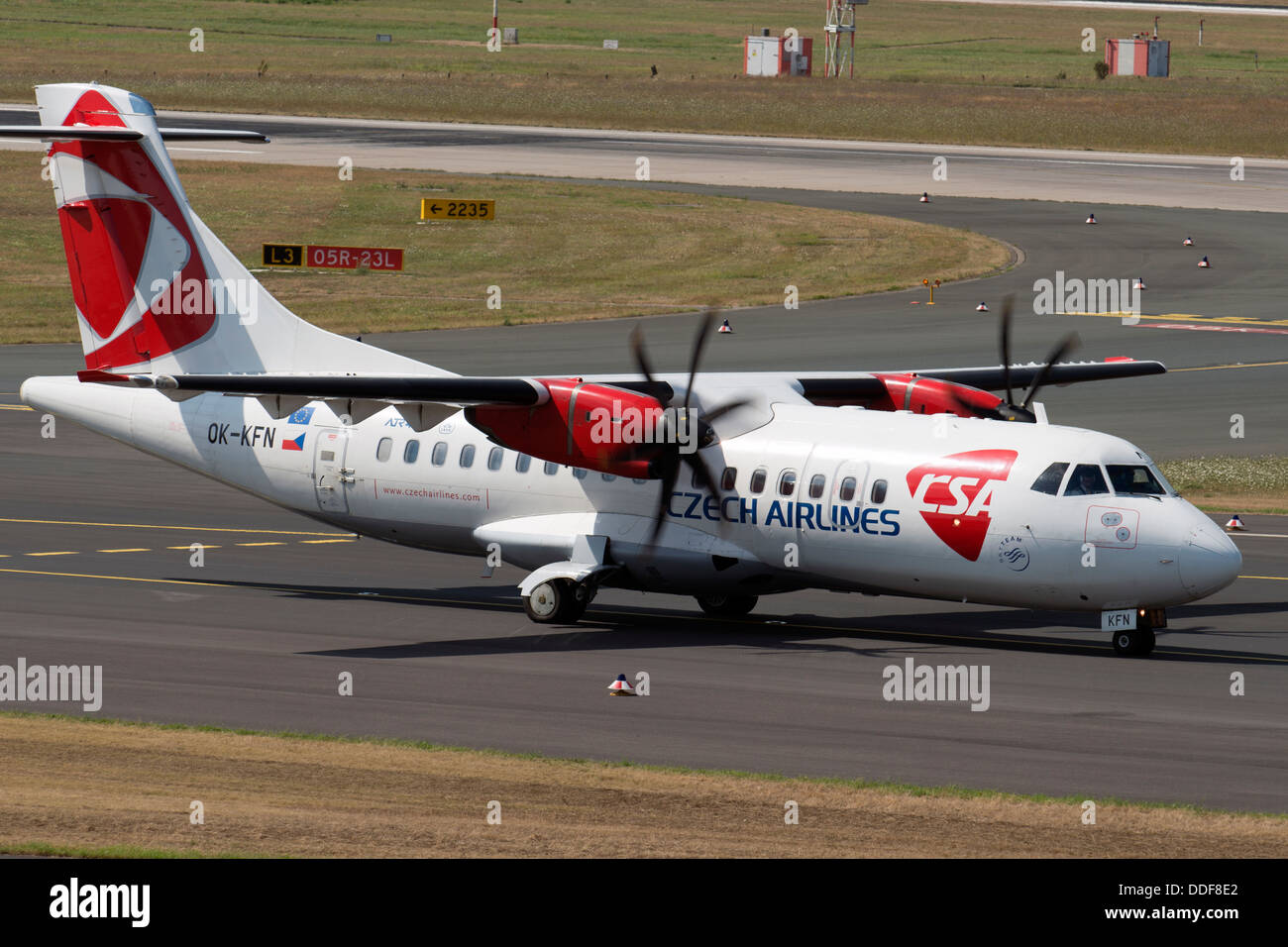 Czech Airlines Aerospatiale ATR-42-500 tassare alla pista di atterraggio all'aeroporto internazionale di Dusseldorf Foto Stock