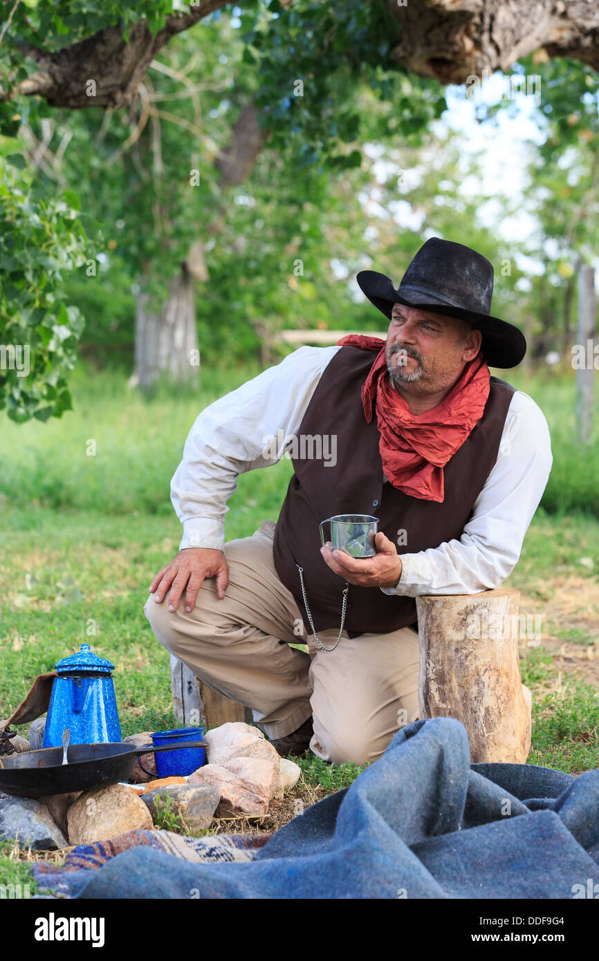Un cowboy preparare e mangiare la prima colazione presso il suo accampamento Foto Stock