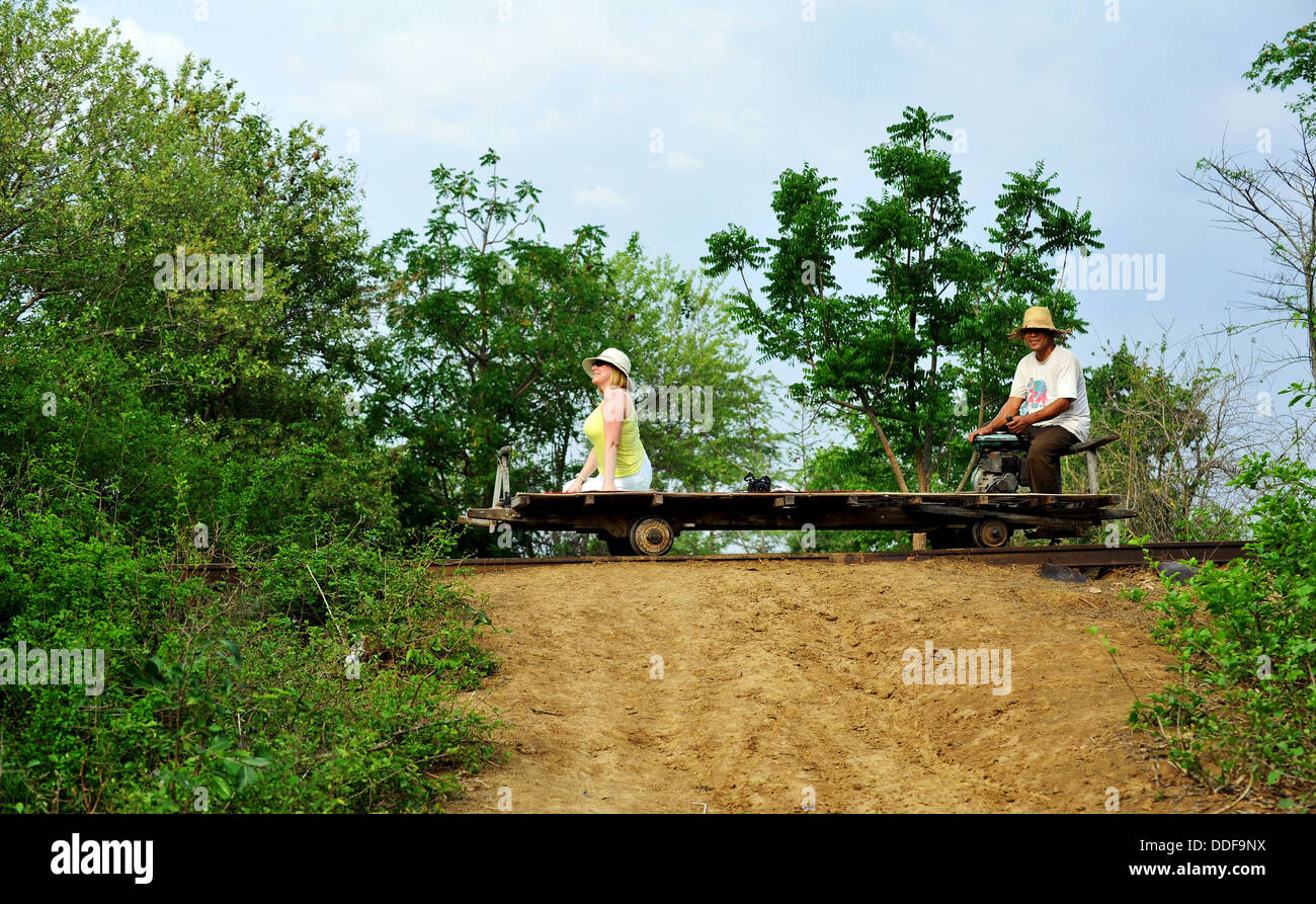 Il treno di bambù giro turistico a Battambang, Cambogia. Foto Stock