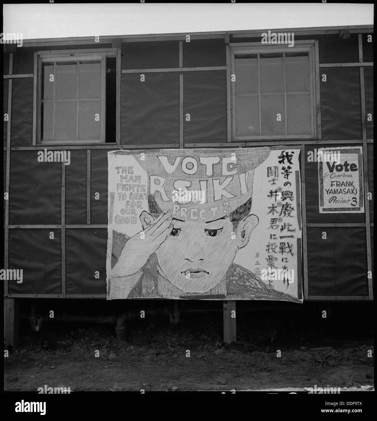 Questa fotografia di San Bruno, California, mostra gli edifici del Tanforan Center intonacati con vari poster e pubblicità, che riflettono un momento della vita commerciale del XX secolo. Foto Stock