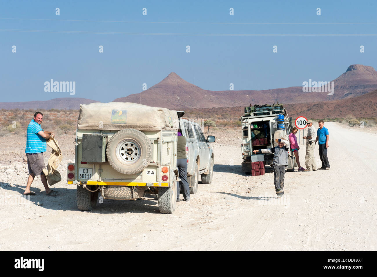 Gruppo di viaggiatori con veicoli 4WD e rimorchi di arresto su una strada polverosa nella Regione di Erongo, Namibia Foto Stock