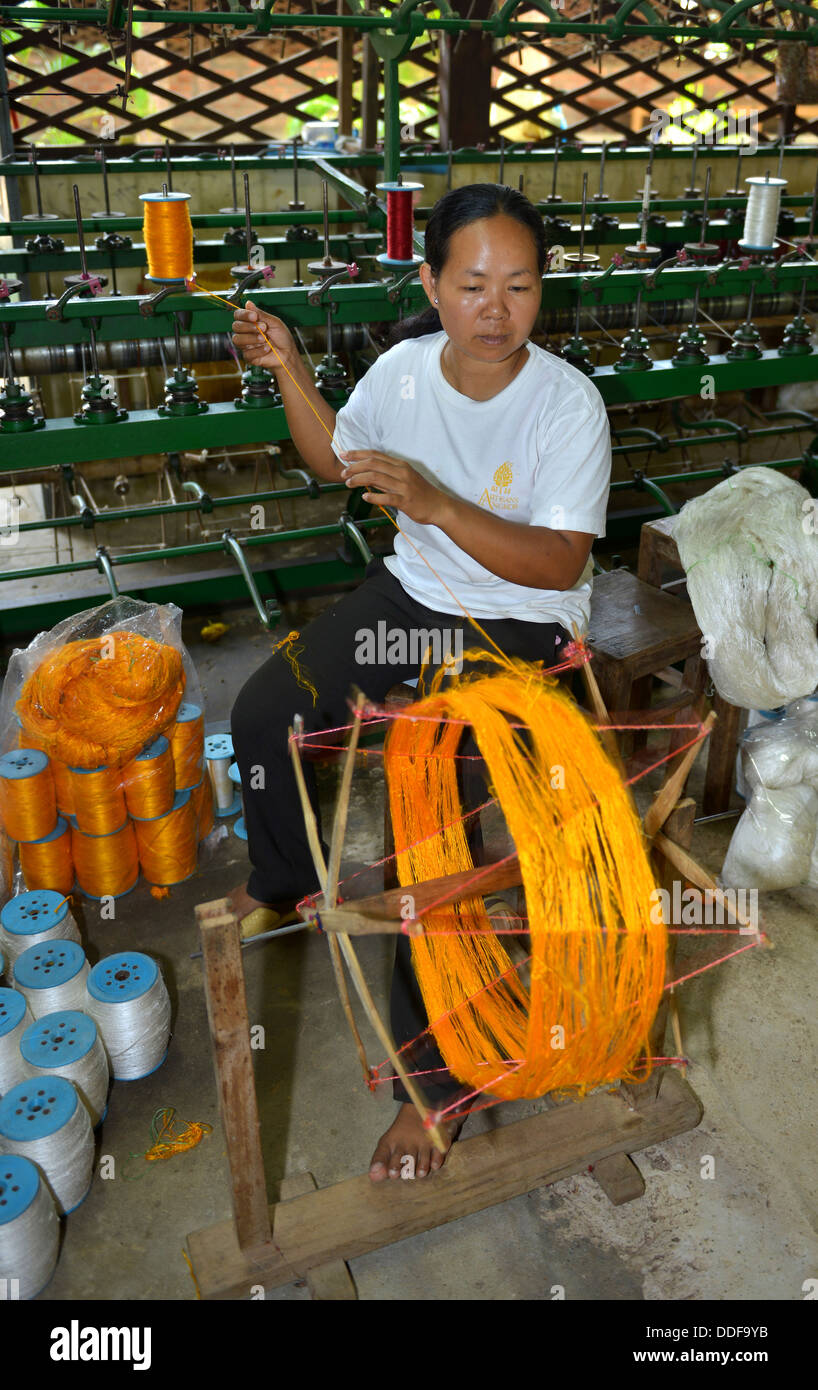 Elaborazione di filo di seta. Khmer villaggio di seta a Phnom Srok, Cambogia Foto Stock