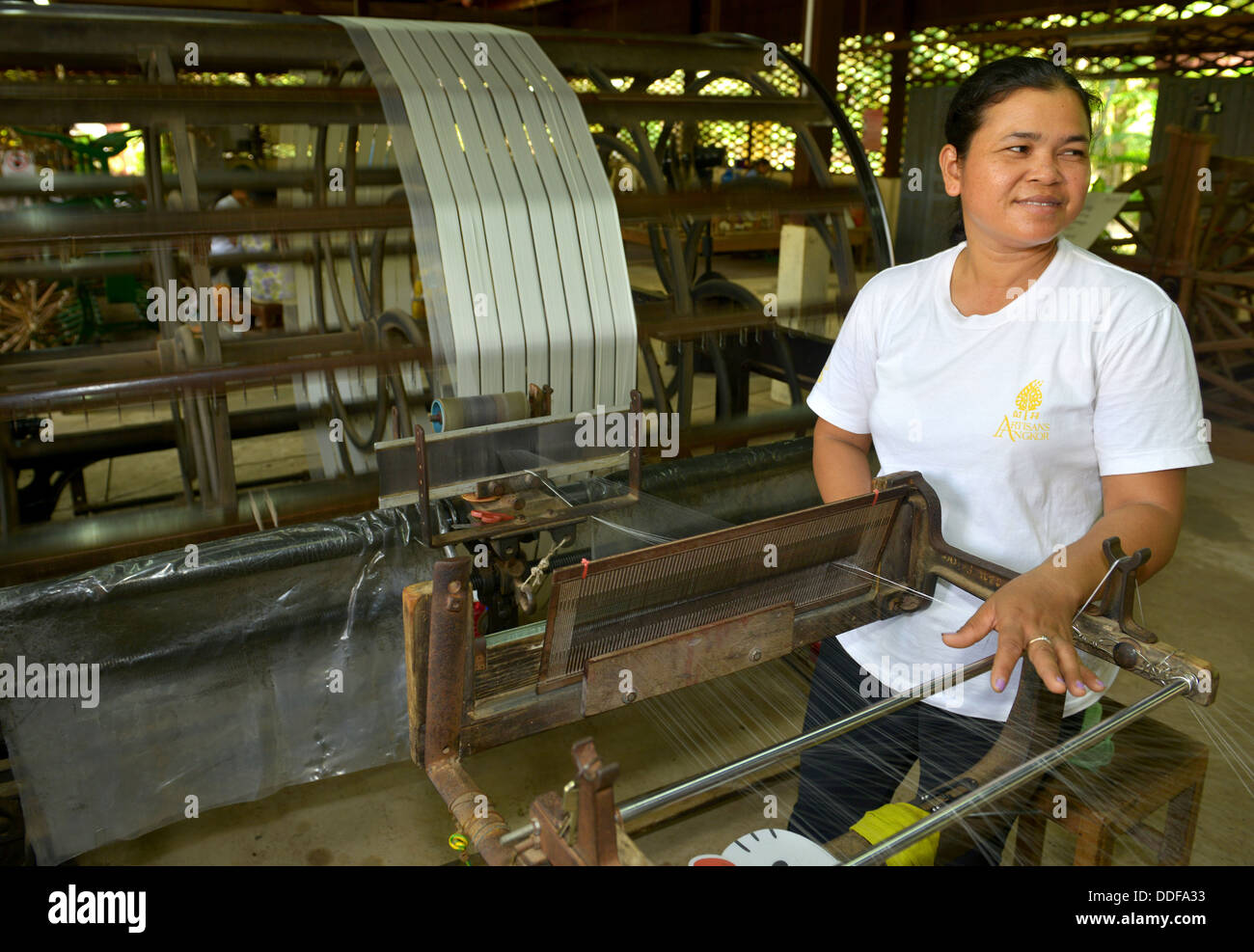Elaborazione di filo di seta. Khmer villaggio di seta a Phnom Srok, Cambogia Foto Stock