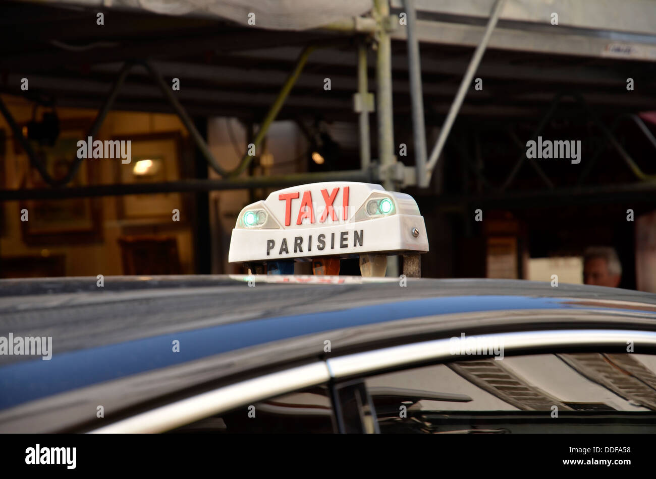 Il 'a noleggio " segno su un taxi a Parigi Foto Stock