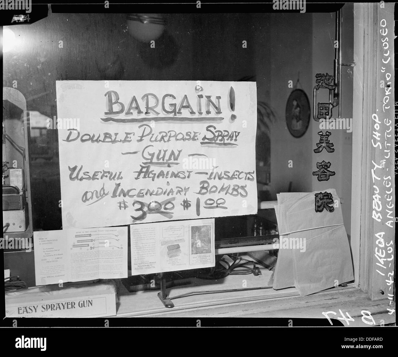 Un cartello nella finestra di un'azienda a Little Tokyo, Los Angeles, riflette le sfide affrontate dai residenti di origini giapponesi durante il periodo di internamento negli Stati Uniti. Foto Stock