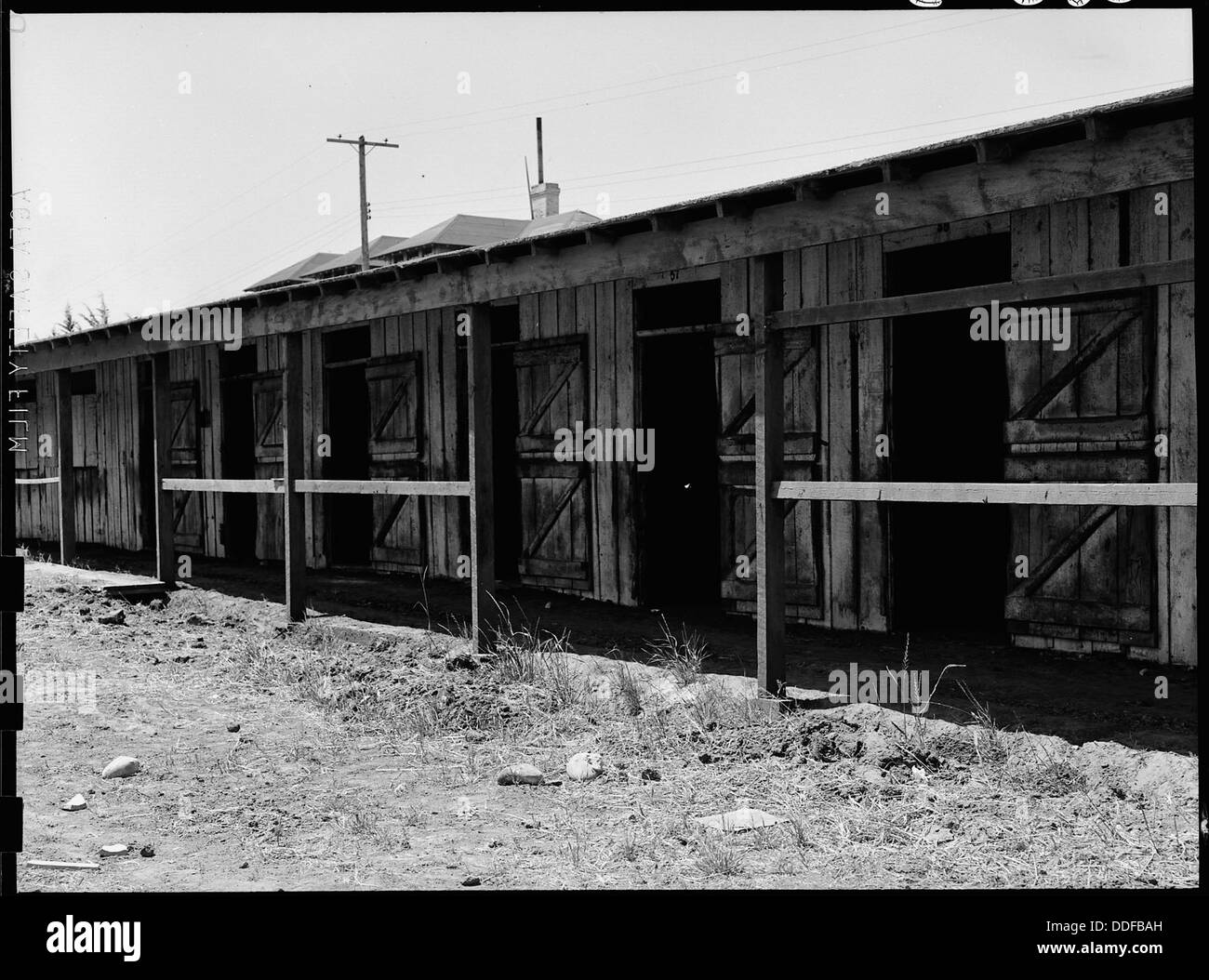 Una vista ravvicinata di una vecchia stalla di cavalli a San Bruno, California, un residuo dell'epoca in cui il Tanforan Assembly Center fu utilizzato durante la seconda guerra mondiale. La stalla è un ricordo storico dei campi di internamento. Foto Stock