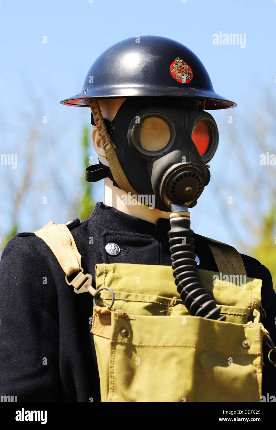 Servizio nazionale dei Vigili del Fuoco, NFS, Guerra Mondiale 2 uniforme e maschera a gas Foto Stock
