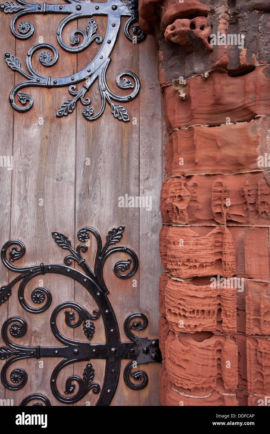 È decaduta e arenaria spiovente sulla facciata della chiesa di St Magnus Cathedral Kirkwall, Orkney REGNO UNITO Foto Stock