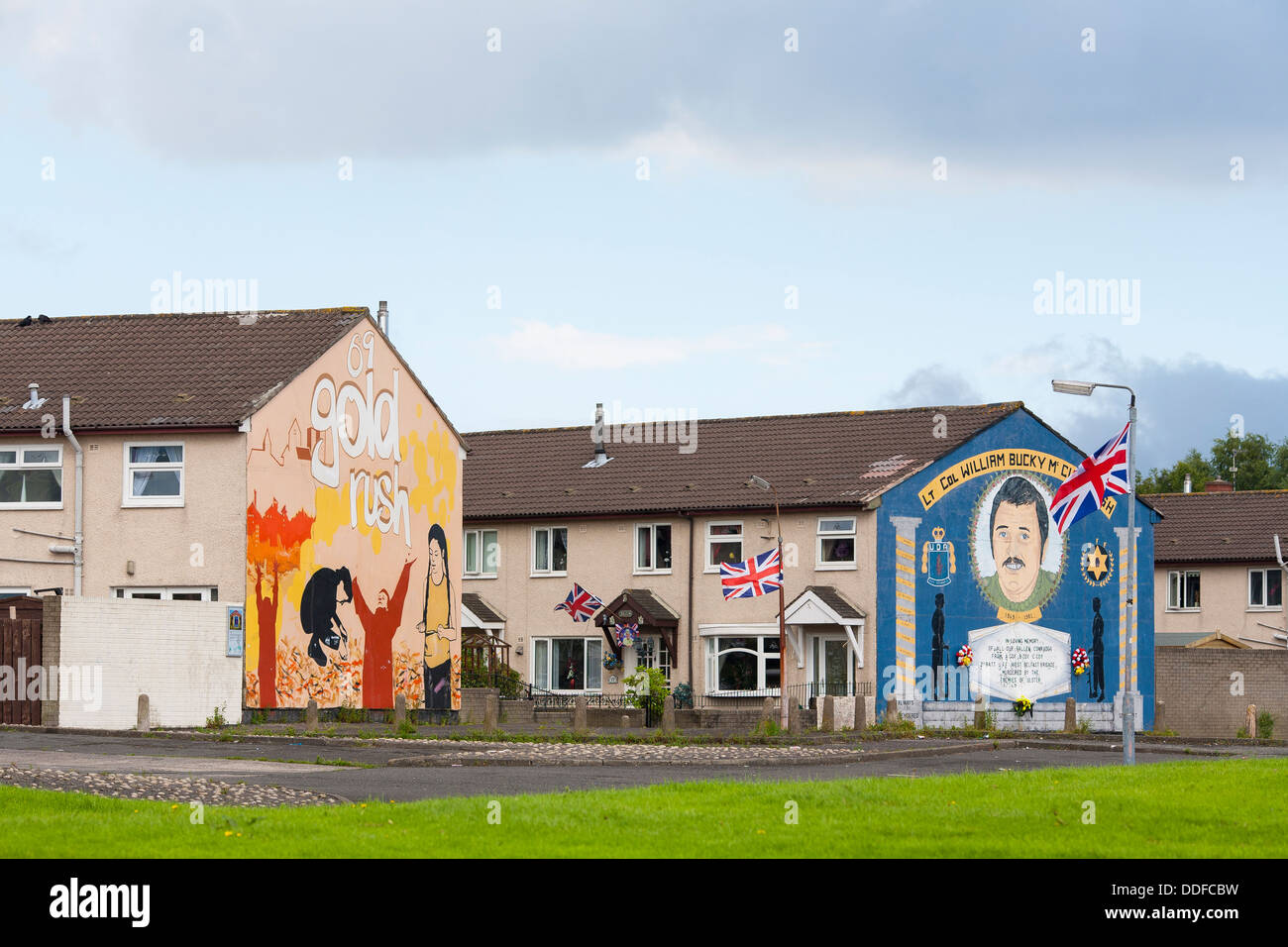 Murali sulle protestante del west Belfast celebrare vittorie e dei martiri dei guai irlandese Foto Stock