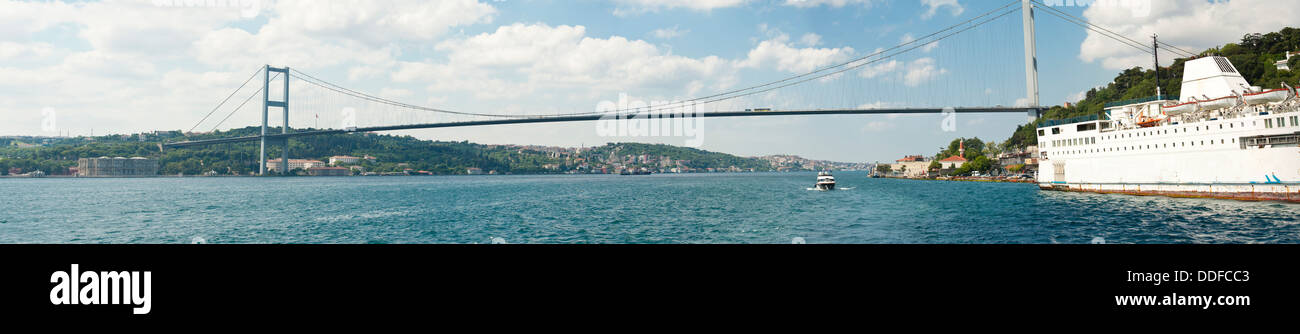 Ataturk sospensione ponte che attraversa il fiume sul Bosforo ad Istanbul in Turchia contro un cielo blu Foto Stock