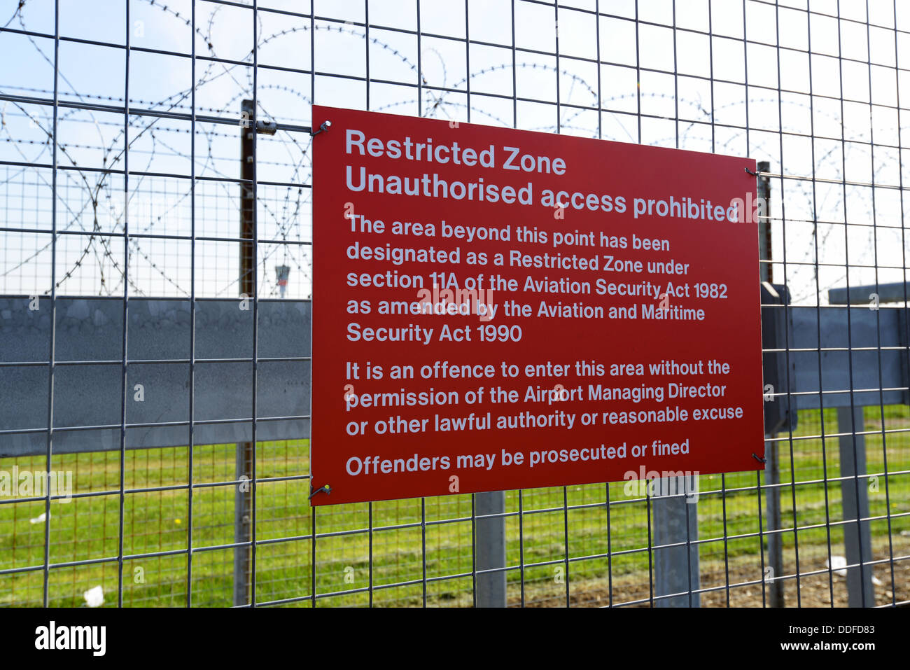 Segnale di avvertimento sul recinto esterno di Heathrow Terminal 5 Aeroporto, Londra, Gran Bretagna, Regno Unito Foto Stock