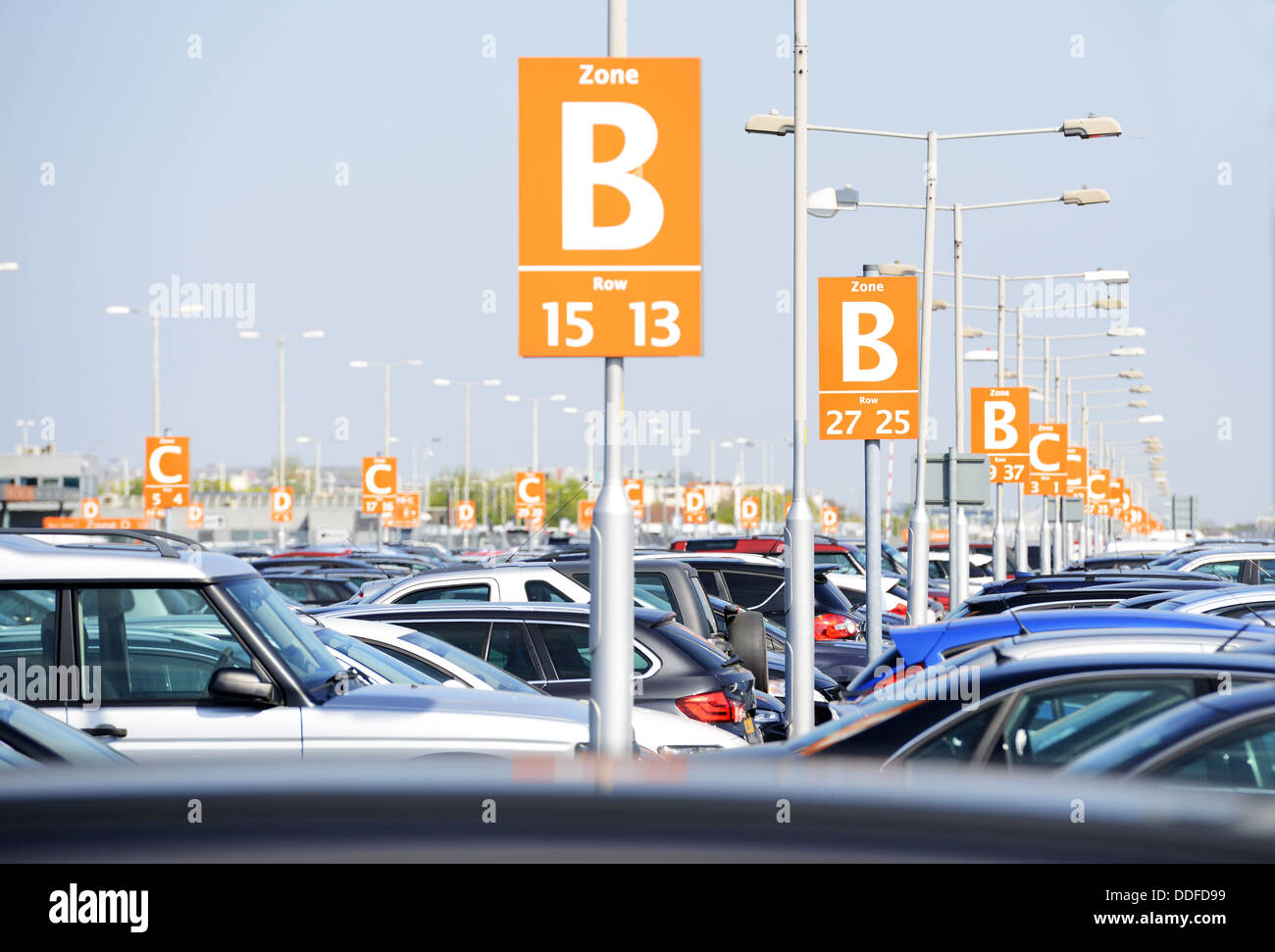 A lungo termine parcheggio in aeroporto, Heathrow, London, England, Regno Unito Foto Stock