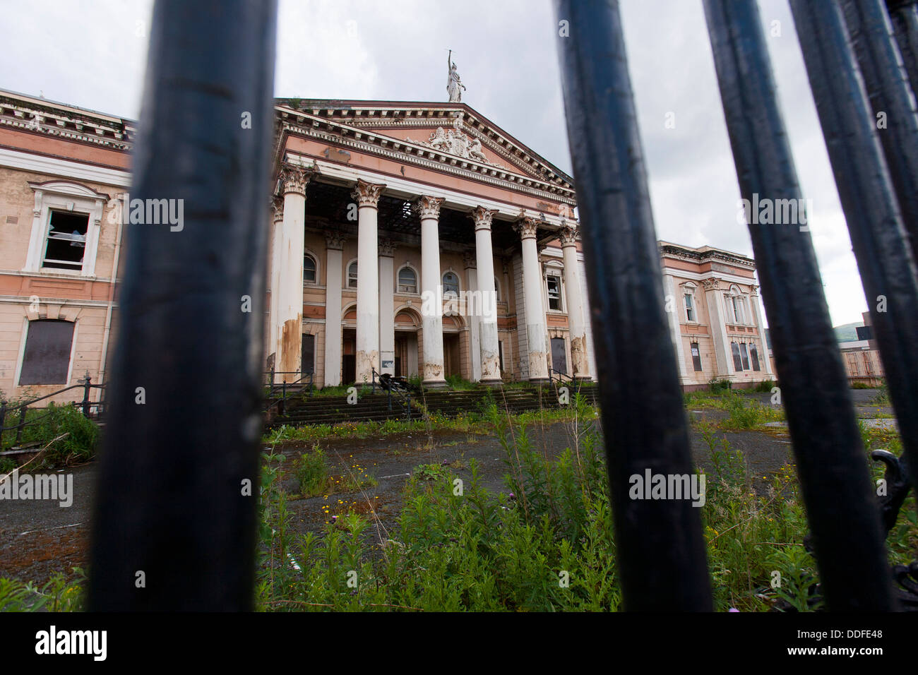 Il abbandonato Crumlin road courthouse nella parte occidentale di Belfast è protetto da ringhiere in ferro. Si tratta di un'icona di disordini. Foto Stock