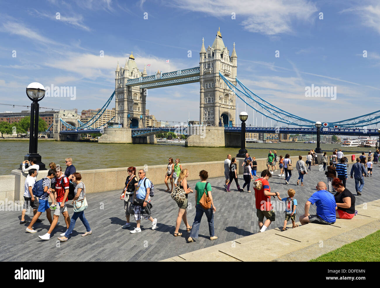 Il Tower Bridge di Londra, i turisti a piedi passato il Tower Bridge di Londra, Inghilterra, Regno Unito Foto Stock