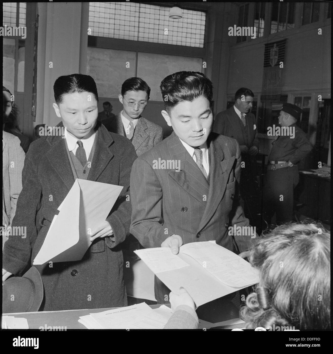 San Francisco, California. I residenti di ascendenza giapponese forme di file contenenti dati personali, due . . . 536057 Foto Stock