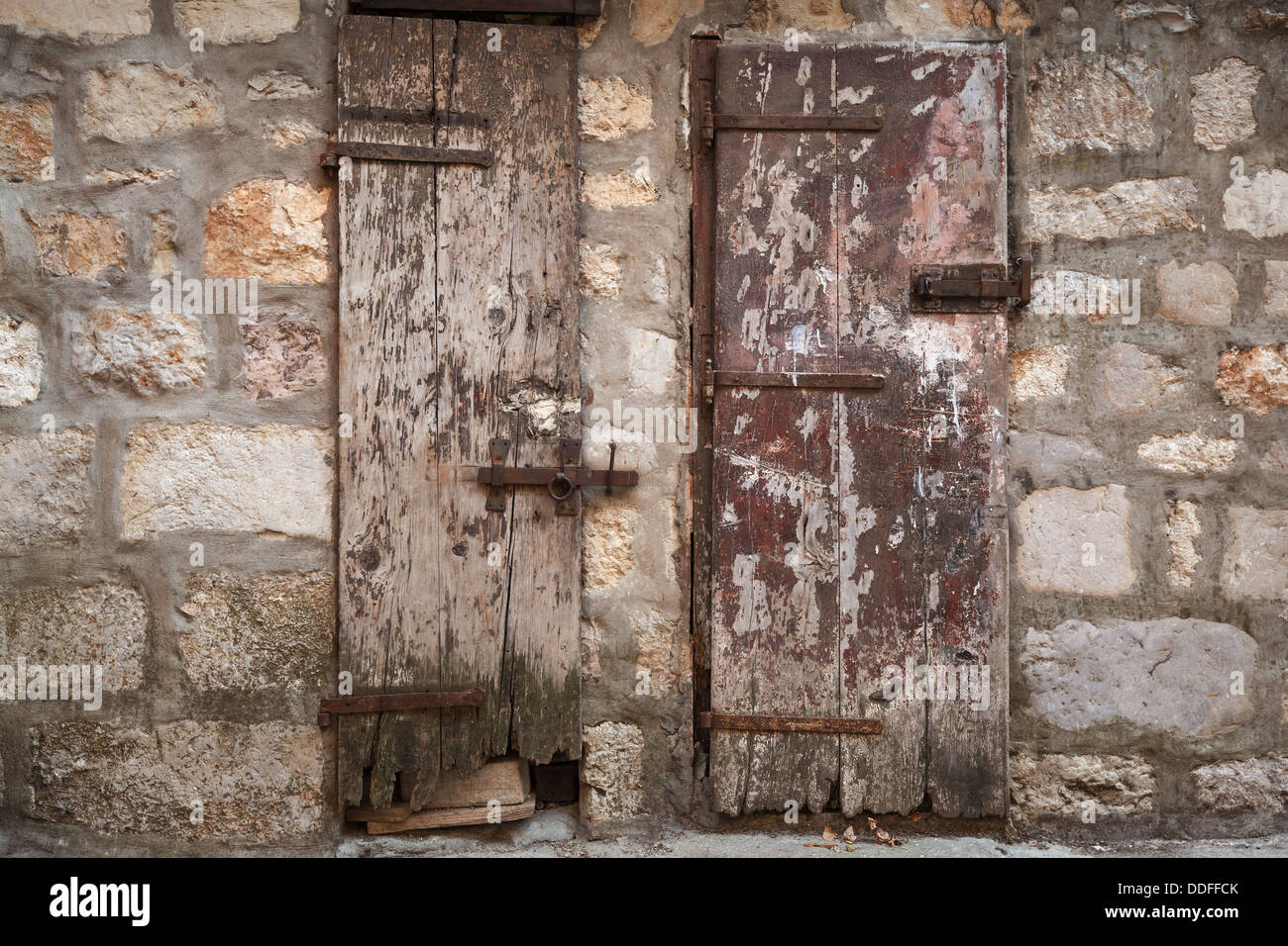 Bloccato antiche porte in legno grigio muro di pietra. Città Perast, Montenegro Foto Stock