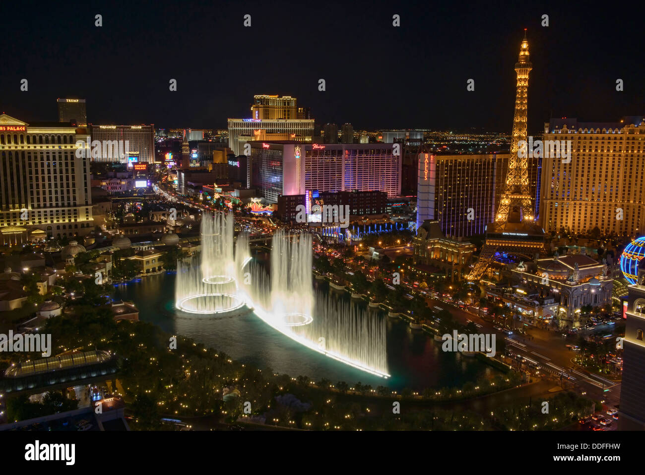 La striscia e fontane di Bellisario in notturna a Las Vegas, Nevada Foto Stock