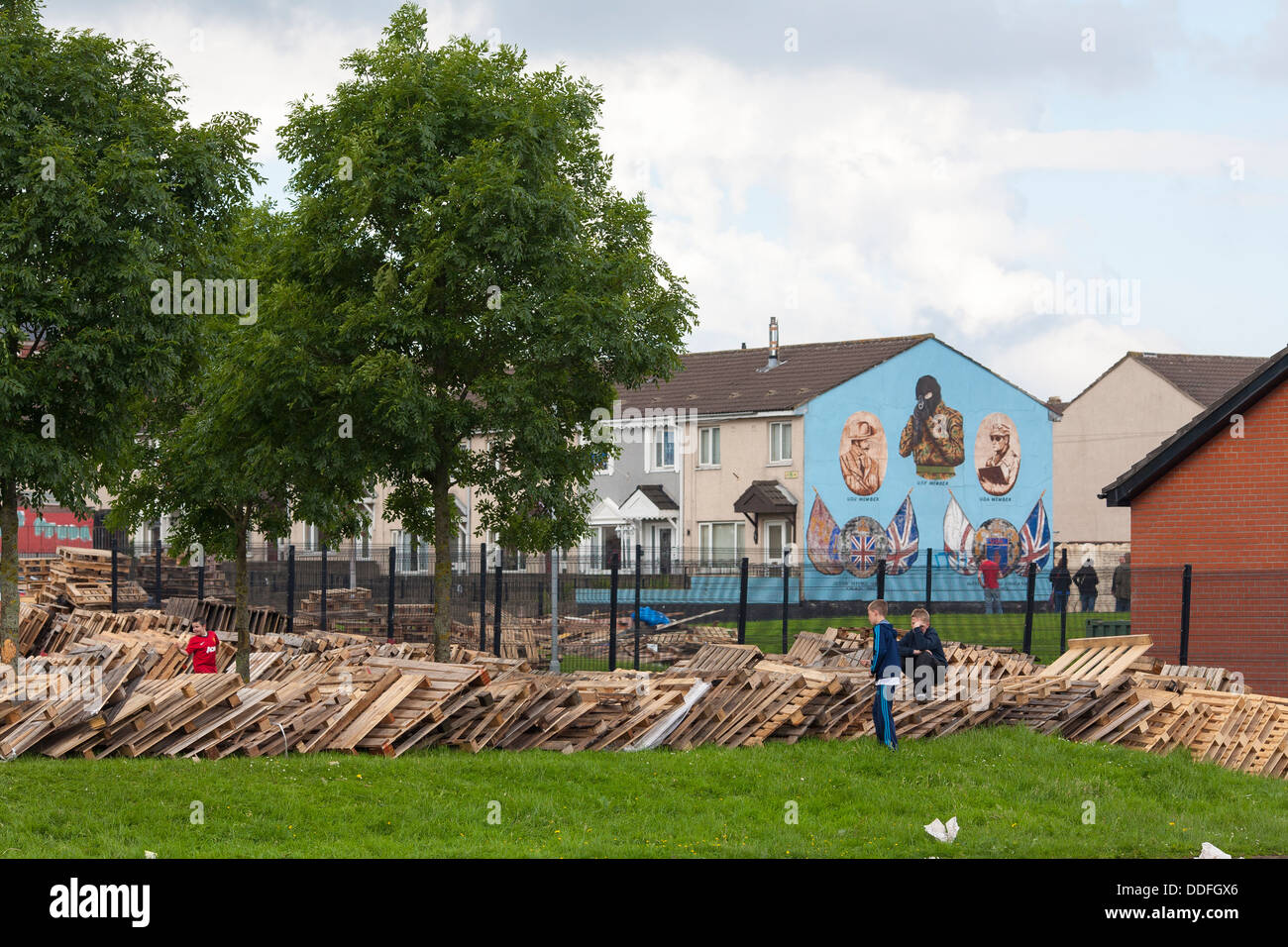 I protestanti costruire un falò per la undicesima notte per commemorare la battaglia del Boyne. A Belfast gli incendi fanno guai Foto Stock