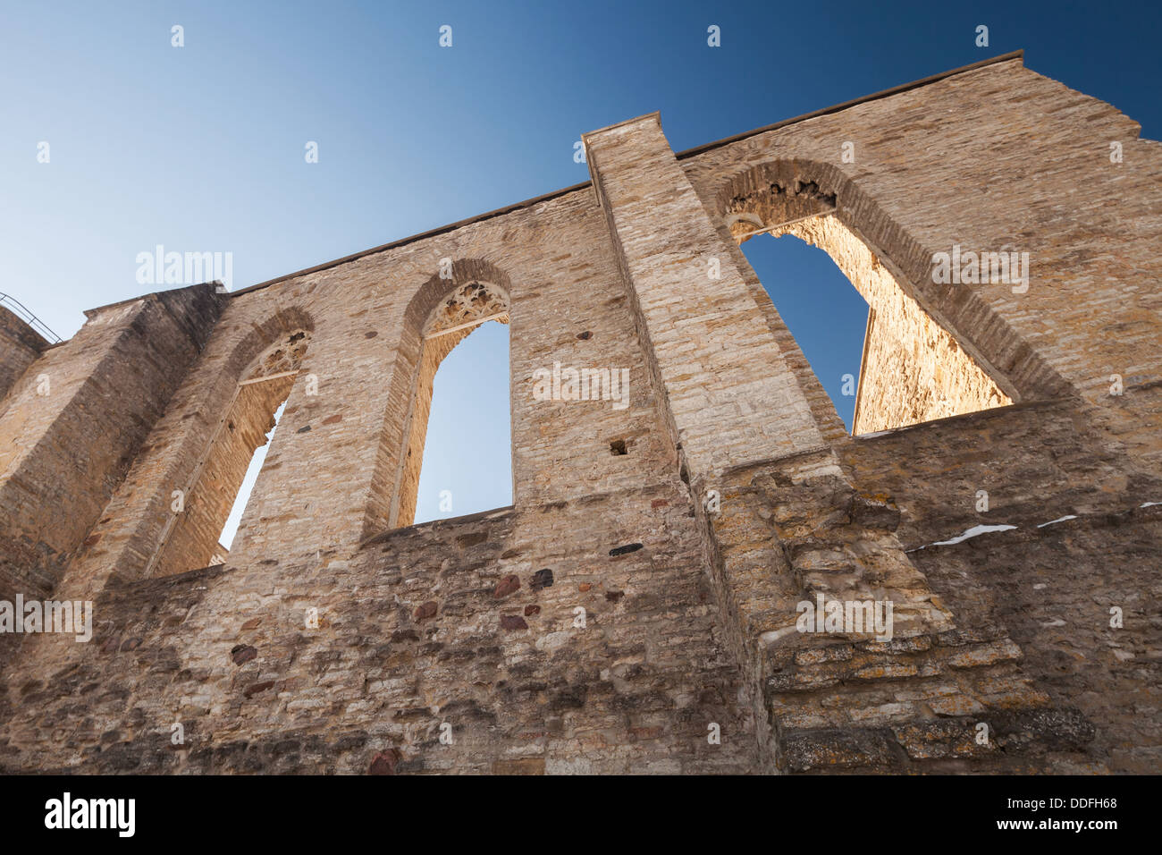 Pareti con finestre gotiche di antico rovinato S. Brigitta convento. Tallinn, Estonia Foto Stock