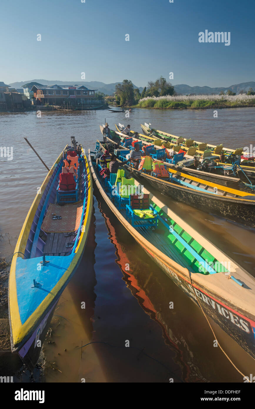 Longtail barche sul Lago Inle Nyaungshwe township di Taunggyi distretto di Stato Shan, parte delle colline Shan Myanmar. Foto Stock