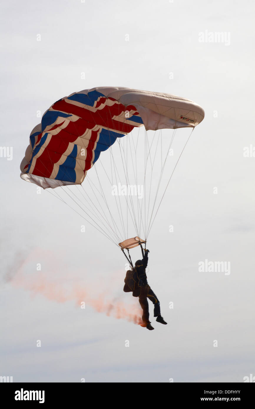 Bournemouth, Regno Unito domenica 1 settembre 2013. Le Tigri Freefall paracadute Team di visualizzazione eseguire il giorno finale del Bournemouth Air Festival 2013. Foto Stock