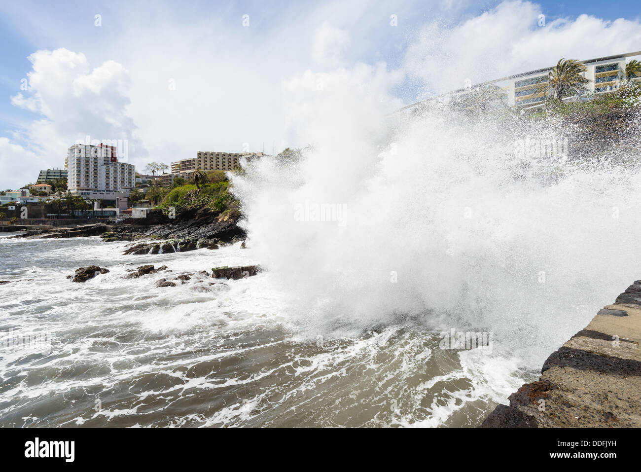 Oceano onde si infrangono sulla costa, Funchal, Madeira Foto Stock