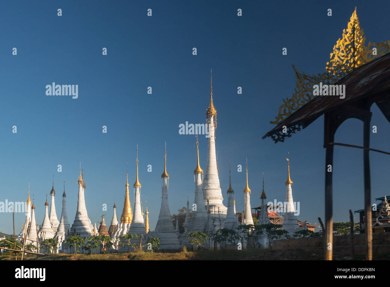 Shwe Inn Tain Pagoda di Buddha Lago Inle Birmania Foto Stock