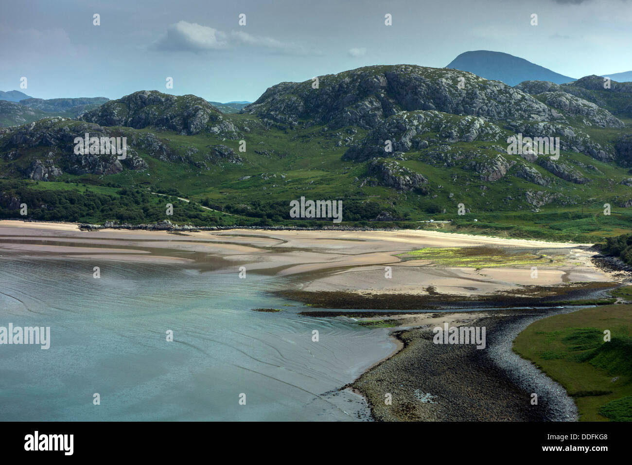 Deserta spiaggia di sabbia, mare e cielo, Gruinard Bay, a nord-ovest della Scozia Foto Stock